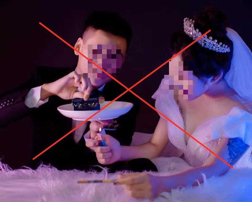 Khi làm những động tác này, gương mặt đôi trẻ thể hiện sự vui thích, hứng thú càng khiến nhiều người phẫn nộ.