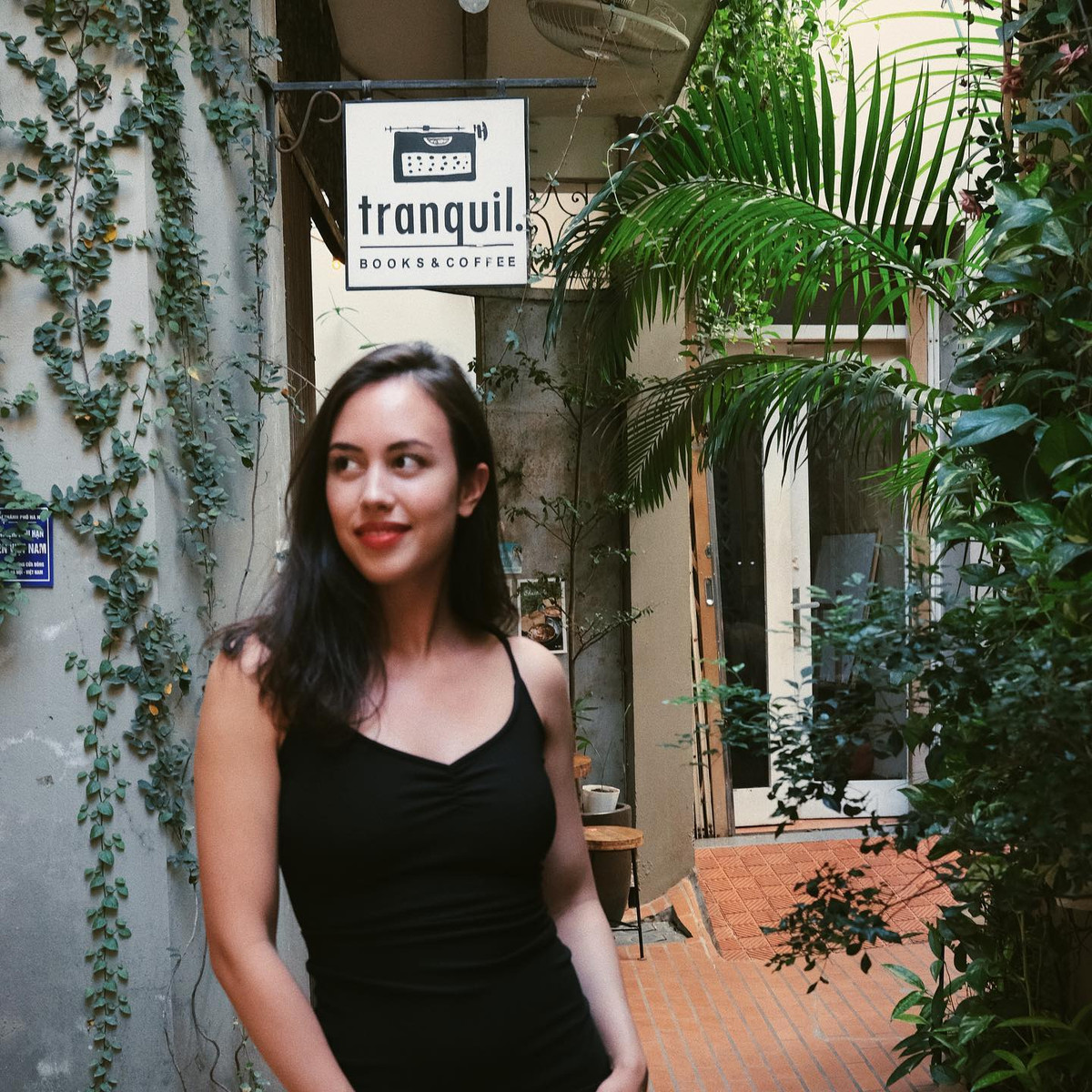 Không gian ấm cúng, có chút màu xanh của hoa lá cũng là ý tưởng hay ho để thư giãn, vừa nhâm nhi đồ uống và đón nắng thu. Địa chỉ: 18B Nguyễn Biểu, Ba Đình. Ảnh: @tranquilbookscoffee