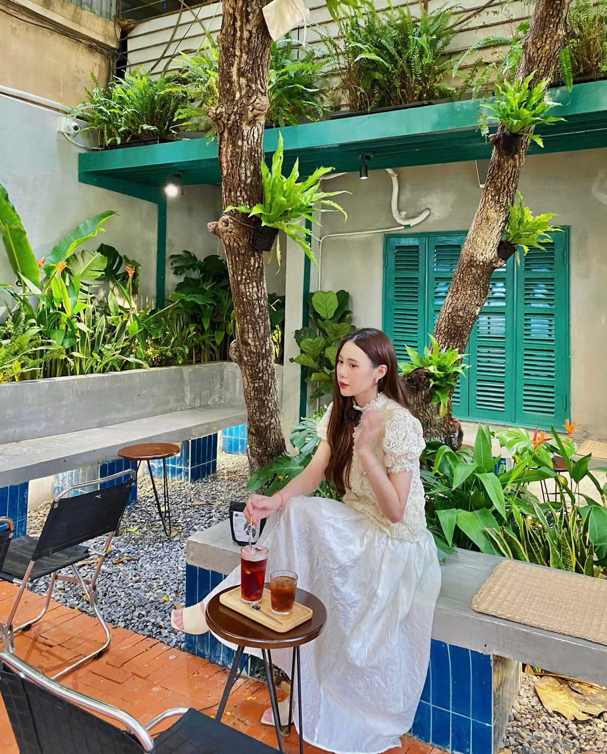 Không gian khá yên tĩnh, có góc ngồi làm việc riêng, có view vườn rộng rãi cùng đồ uống đa dạng. Đặc biệt quán có không gian tự trải nghiệm cafe rất hay và mới. Địa chỉ: 108C6 Trần Huy Liệu, Ba Đình. Ảnh: Vân Hồng Phạm