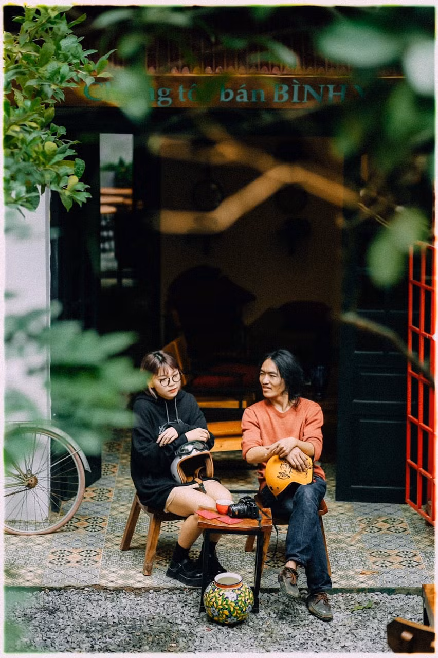 Đây là quán cà phê Hà Nội có cả gian nhà gỗ trên tầng, ngồi đây nhâm nhi tách trà nóng vào tiết trời se se của mùa thu thì "chuẩn bài". Địa chỉ: 10 ngõ 154 Đội Cấn, Ba Đình. Ảnh: Tiny Cafe