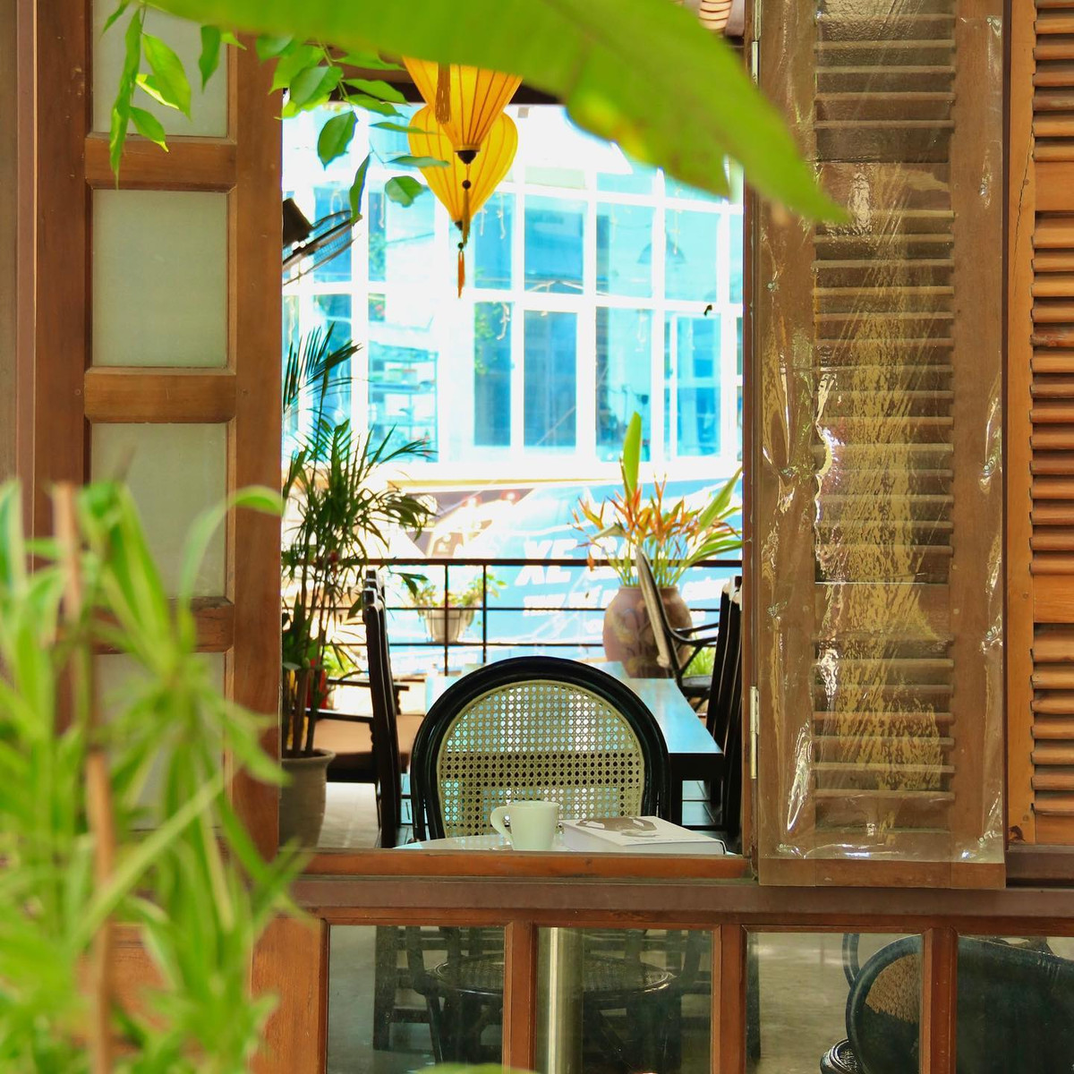 Quán khá yên tĩnh cho những ai tìm nơi làm việc hay thư giãn. Đặc biệt nhiều góc sống ảo đẹp và nhẹ nhàng như mùa thu. Địa chỉ: Số 5 ngõ Núi Trúc, Ba Đình. Ảnh: @_nmh.97