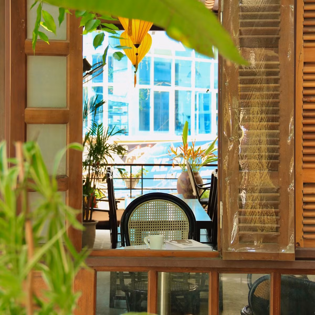 Quán khá yên tĩnh cho những ai tìm nơi làm việc hay thư giãn. Đặc biệt nhiều góc sống ảo đẹp và nhẹ nhàng như mùa thu. Địa chỉ: Số 5 ngõ Núi Trúc, Ba Đình. Ảnh: @_nmh.97