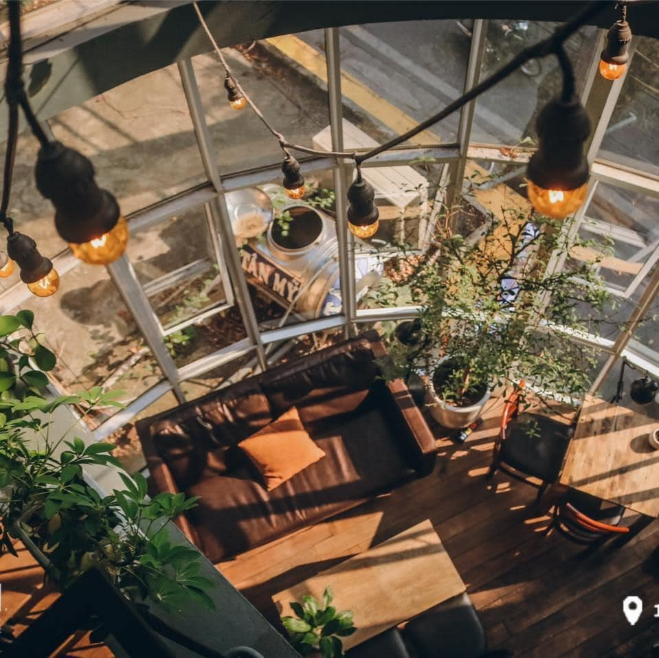 Tranquil Book &amp; Coffee là quán cà phê sách được nhiều bạn trẻ ghé thăm dịp cuối tuần. Ảnh: Linh Khánh Ngô