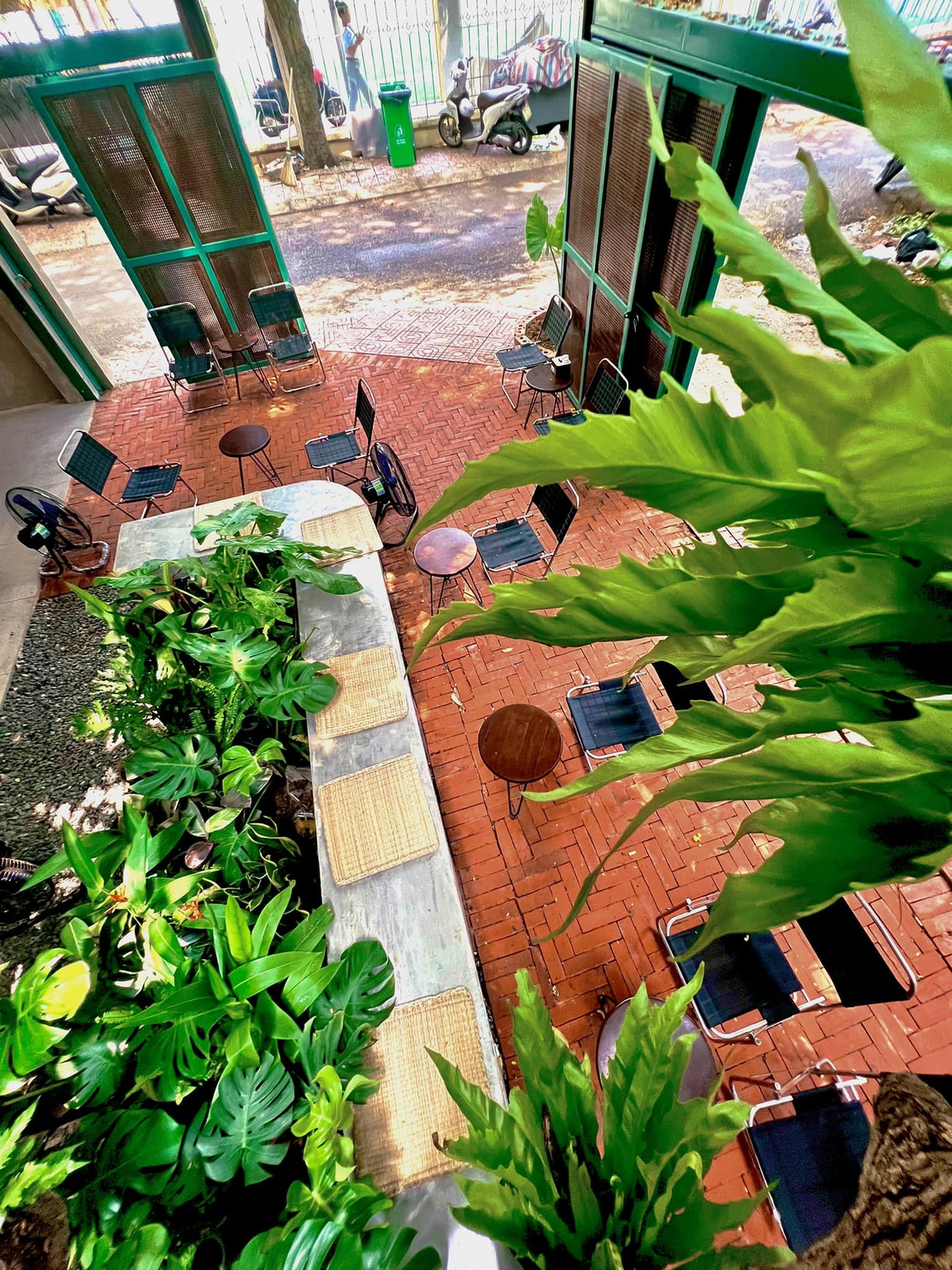 Oribeans Coffee là quán cà phê khá lâu đời tại Hà Nội, quán mới sửa lại nên trông khá mới mẻ và nhiều góc chụp ảnh. Ảnh: Linh Khánh Ngô