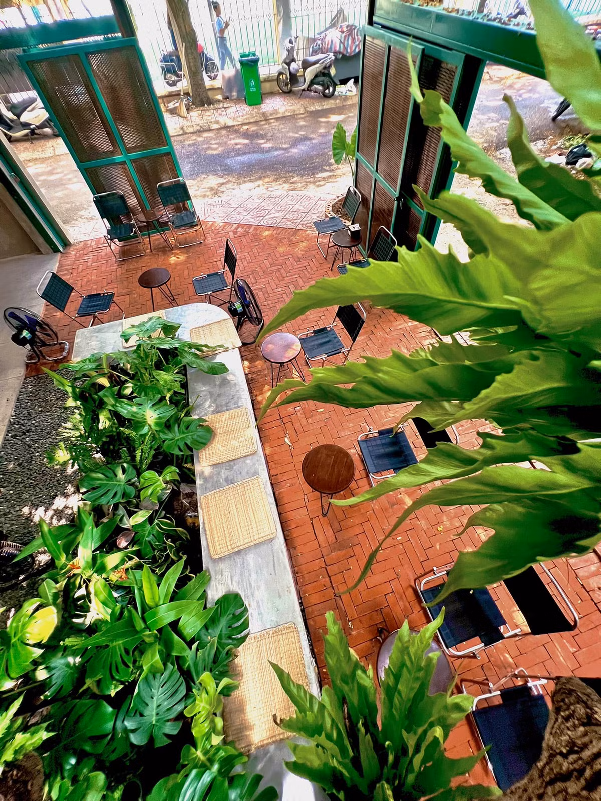 Oribeans Coffee là quán cà phê khá lâu đời tại Hà Nội, quán mới sửa lại nên trông khá mới mẻ và nhiều góc chụp ảnh. Ảnh: Linh Khánh Ngô