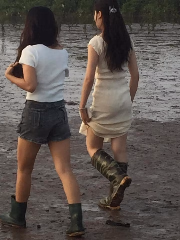 Nhiều bạn trẻ phải sắm đôi ủng mới có thể di chuyển qua vùng bùn lầy.