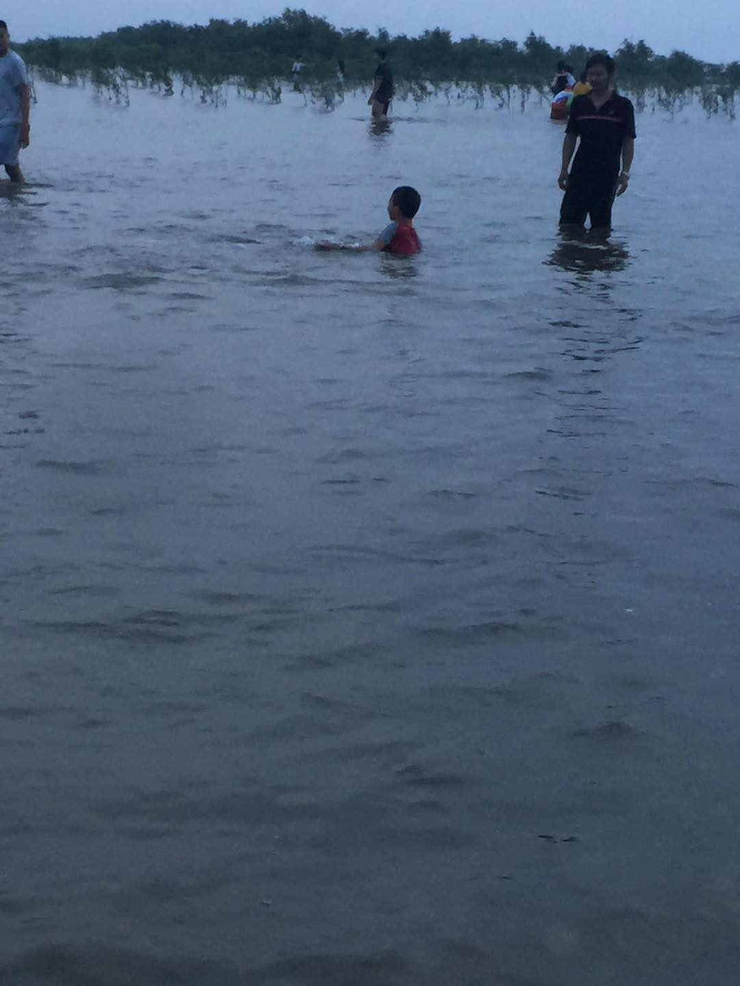 Với những ai vẫn có ý định tìm đến biển “vô cực”, nhiều người từng trải đã đưa ra lời khuyên phải theo dõi kĩ thời tiết và tình hình thủy triều.