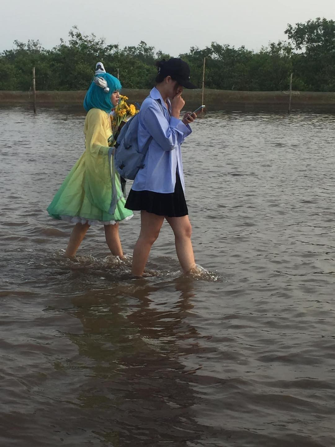 Mới đây trên MXH xuất hiện loạt hình ảnh dở khóc dở cười khi nhiều bạn trẻ quên xem thời tiết khi đến trải nghiệm và check in tại biển vô cực Quang Lang.