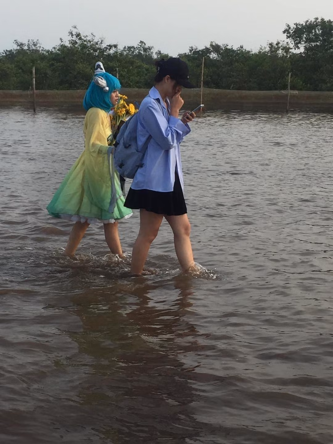 Mới đây trên MXH xuất hiện loạt hình ảnh dở khóc dở cười khi nhiều bạn trẻ quên xem thời tiết khi đến trải nghiệm và check in tại biển vô cực Quang Lang.