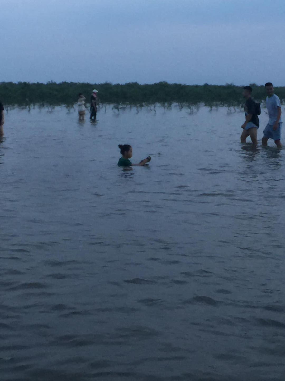 Khác với hình ảnh trên mạng là nước cạn, mặt trời lên nhuộm vàng cả vùng trời thì lúc này con nước đã dâng ngập ngang đầu gối, trời âm u không một chút ánh nắng.