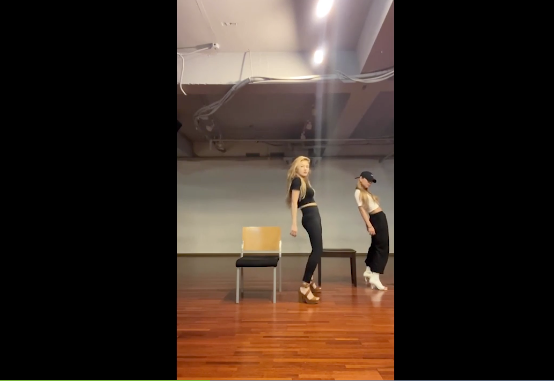 Nữ thần tượng thực hiện động tác uyển chuyển dù đang đi giày cao gót càng gây chú ý hơn.