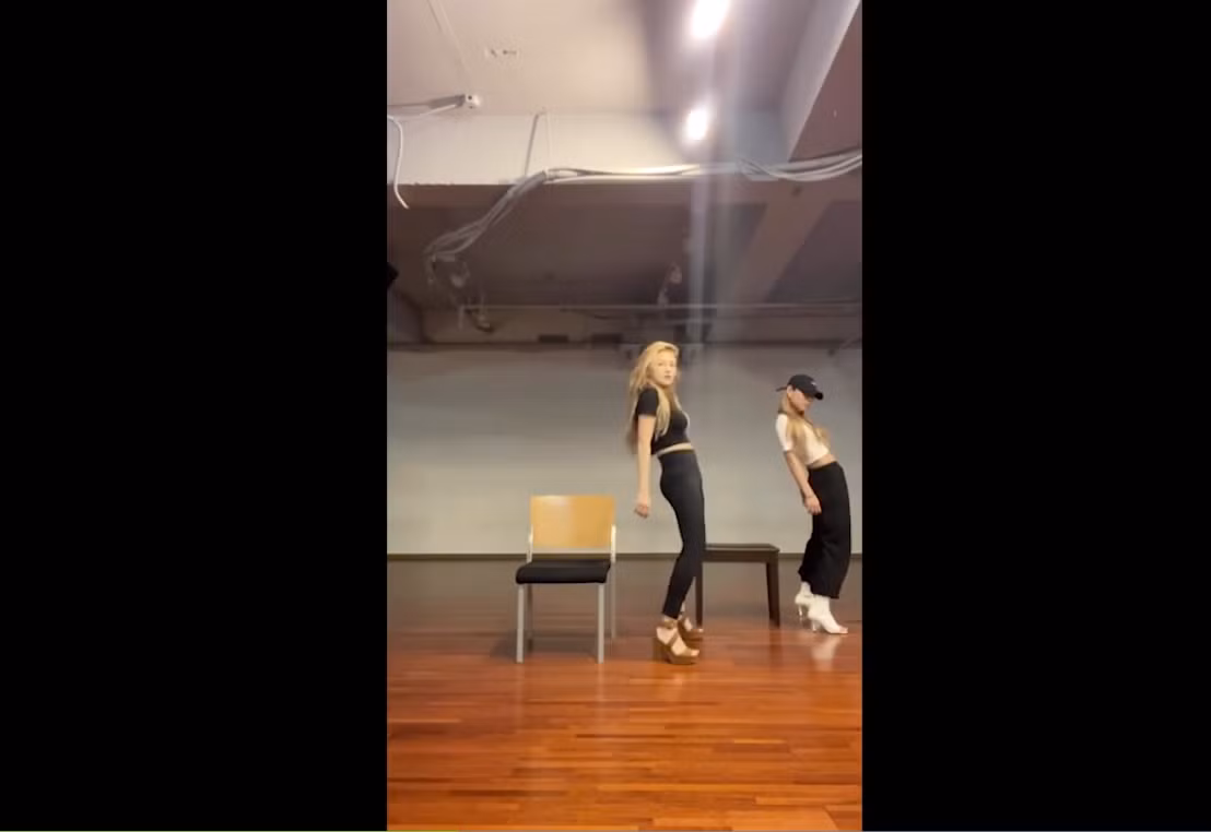 Nữ thần tượng thực hiện động tác uyển chuyển dù đang đi giày cao gót càng gây chú ý hơn.