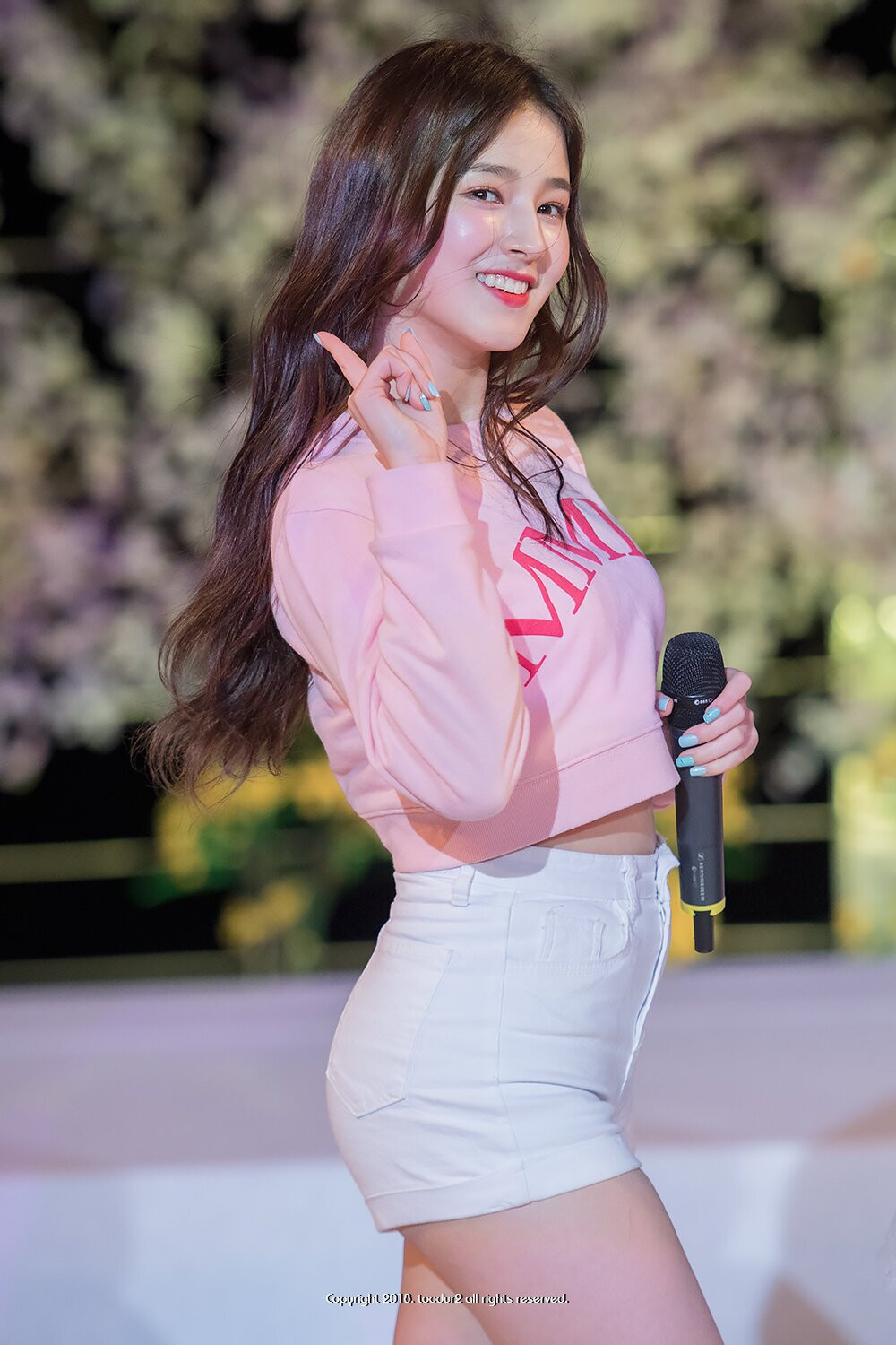 Khi nhắc đến các nữ thần tượng Hàn Quốc là con lai người ta không thể bỏ qua cái tên Nancy. Cô được mệnh danh là " thiên thần lai đẹp nhất Hàn Quốc".