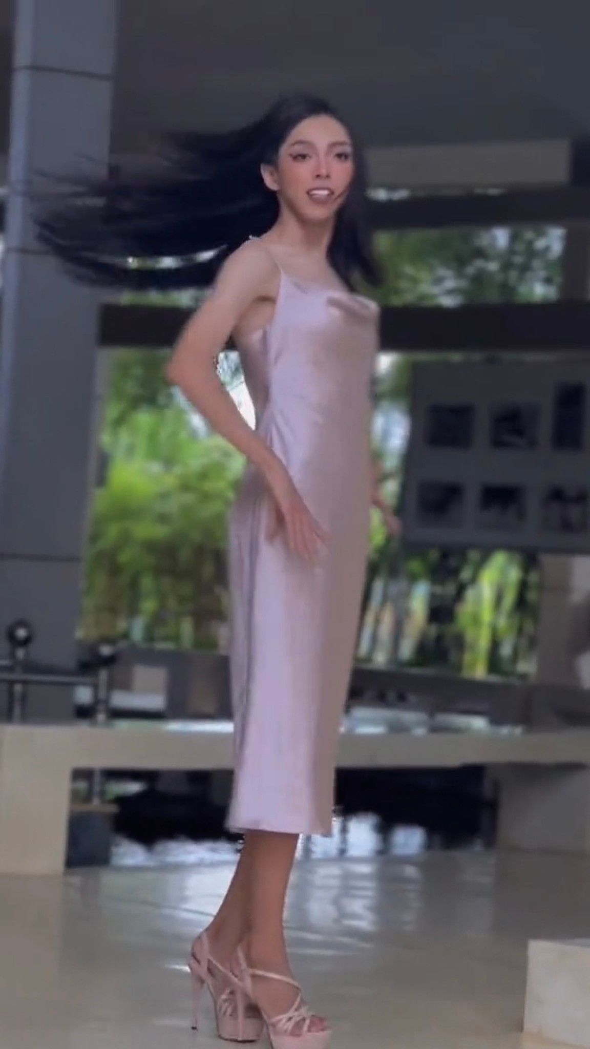 Tuy nhiên sau khi chia sẻ lên MXH màn catwalk của TikToker này nhận về nhiều chỉ trích, phần lớn cho rằng cô nàng lựa chọn trang phục không đúng chỗ. Ảnh: Chụp màn hình TikTok thanhyvo