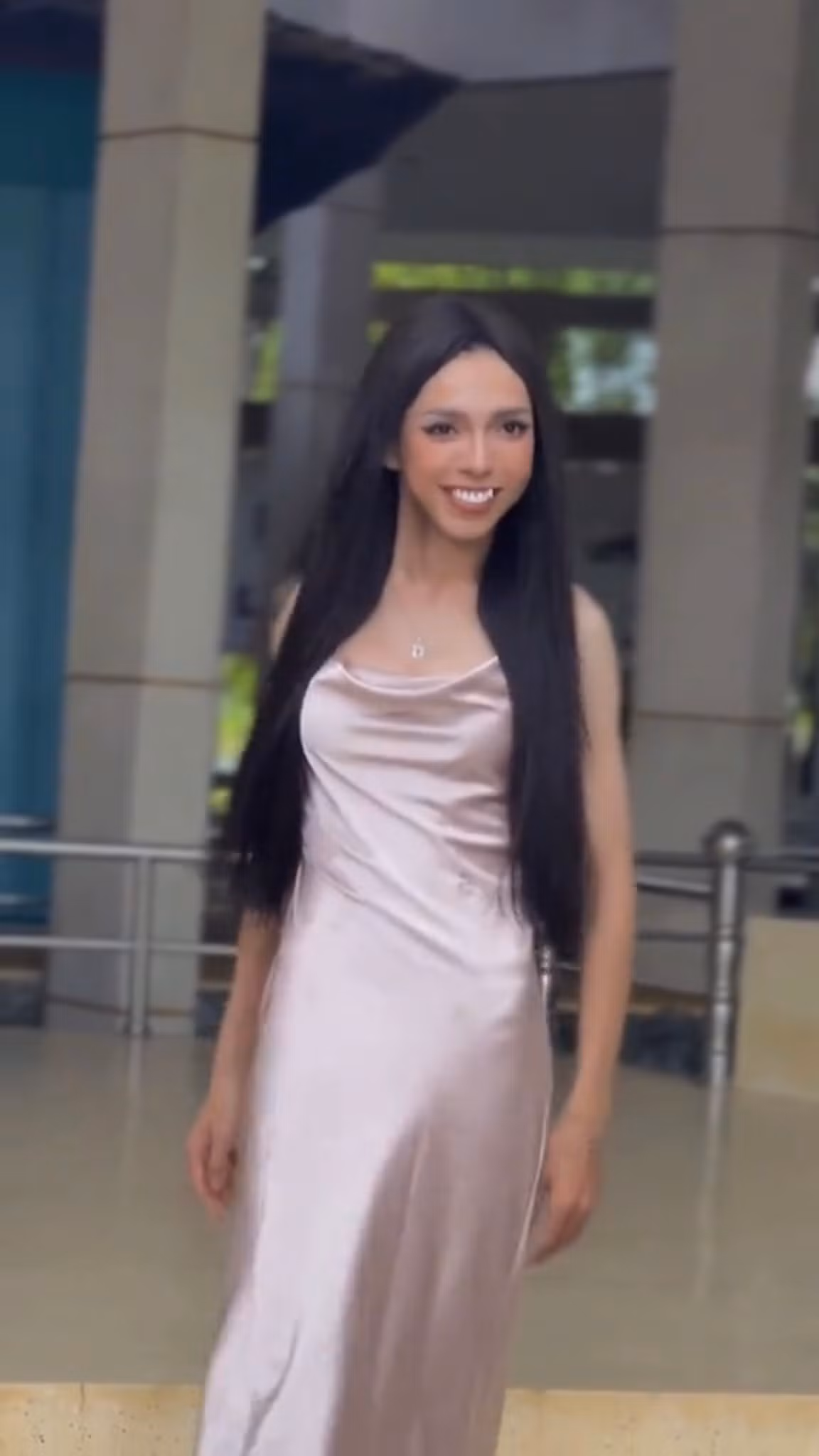 Cụ thể trong clip, TikToker Võ Thành Ý diện váy hai dây màu hồng phấn, đi giày cao gót và sải bước tự tin trên sàn. Ảnh: Chụp màn hình TikTok thanhyvo