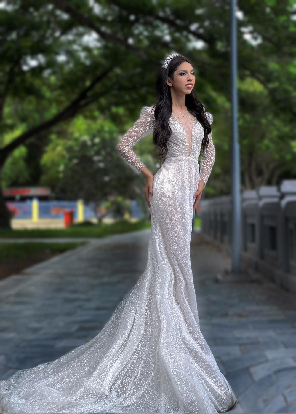 Tham gia thi Hoa hậu, Thành Ý khiến cộng đồng mạng bất ngờ và bàn tán xôn xao.