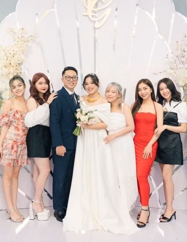 Nhờ váy áo nổi bật, Nhật Lê thành công thu hút mọi ánh nhìn trong khung ảnh chụp cùng tân nương.