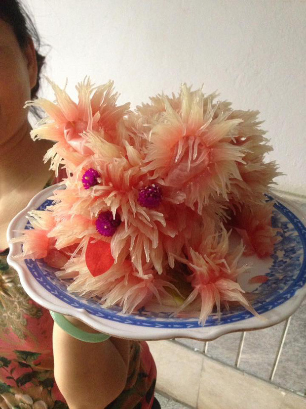 Chó bưởi trong mâm cỗ Trung thu là kiểu trang trí hoa quả đòi hỏi sự khéo léo của đôi tay, nếu không chúng sẽ trở thành những con quái thú xấu xí, thảm họa.