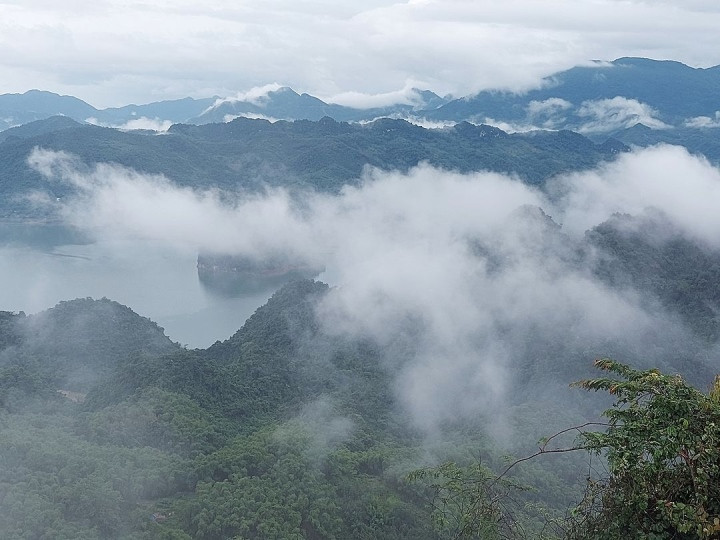 Theo nhiều phượt thủ từng đến đây cho biết, có hai khoảng thời gian để chiêm ngưỡng hết sức quyến rũ của mảnh đất nơi đây, một là thời điểm mặt trời vừa ló dạng buổi sớm mai, hai là những lúc chiều tà khi hoàng hôn buông. Ảnh: taquocai
