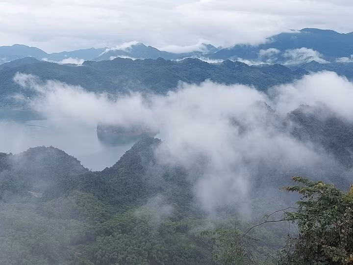 Theo nhiều phượt thủ từng đến đây cho biết, có hai khoảng thời gian để chiêm ngưỡng hết sức quyến rũ của mảnh đất nơi đây, một là thời điểm mặt trời vừa ló dạng buổi sớm mai, hai là những lúc chiều tà khi hoàng hôn buông. Ảnh: taquocai