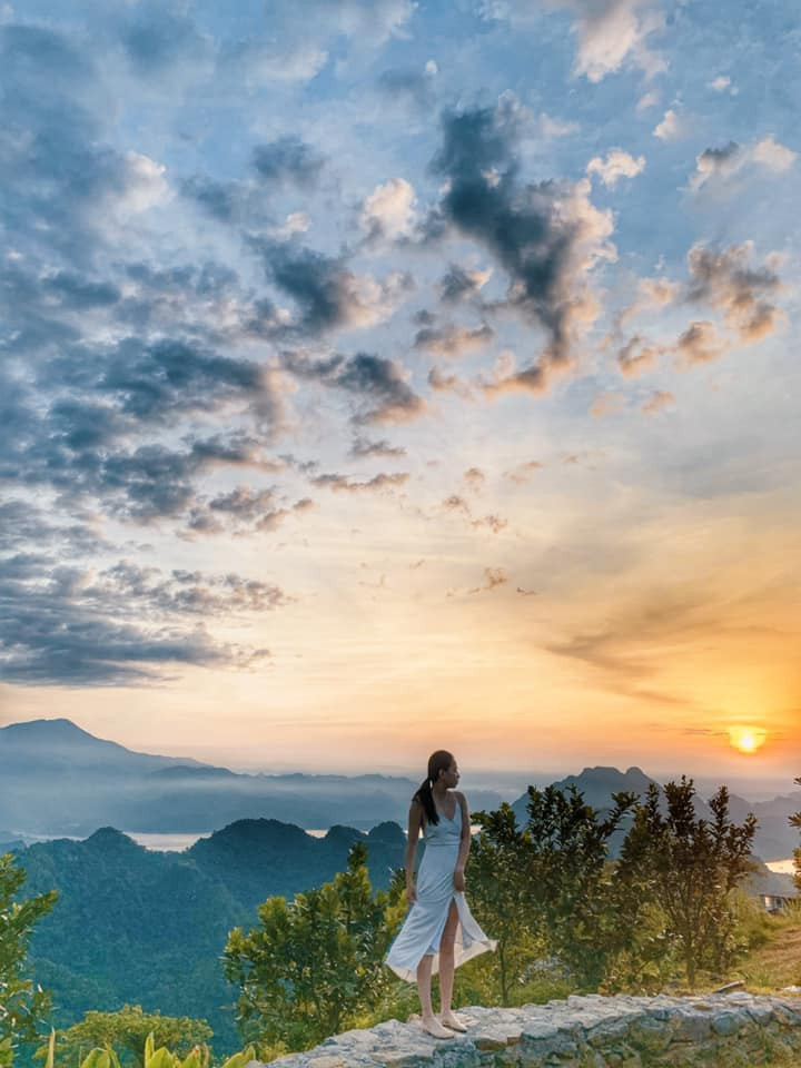 Chưa cần đặt chân đến Ba Khan, chính con đường dẫn đến đây cũng đã là một hành trình ngập trong cảnh sắc tuyệt vời. Chỉ cần dừng chân ở một điểm bất kỳ với tầm nhìn rộng, du khách đã có thể bắt trọn những bức ảnh đẹp. Ảnh: Nguyễn Hồng Thu Trang