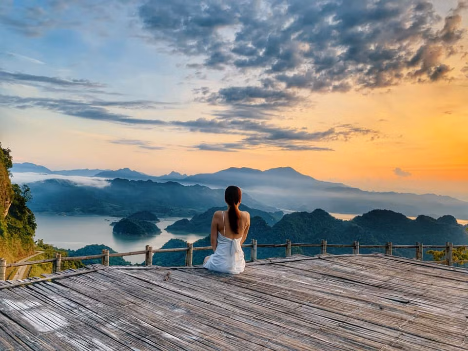 Nhiều bạn trẻ, đặc biệt là những người yêu phượt rất thích đến check in Ba Khan và ngắm trọn cảnh sắc nên thơ, hữu tình của cảnh vật nơi đây. Ảnh: Nguyễn Hồng Thu Trang