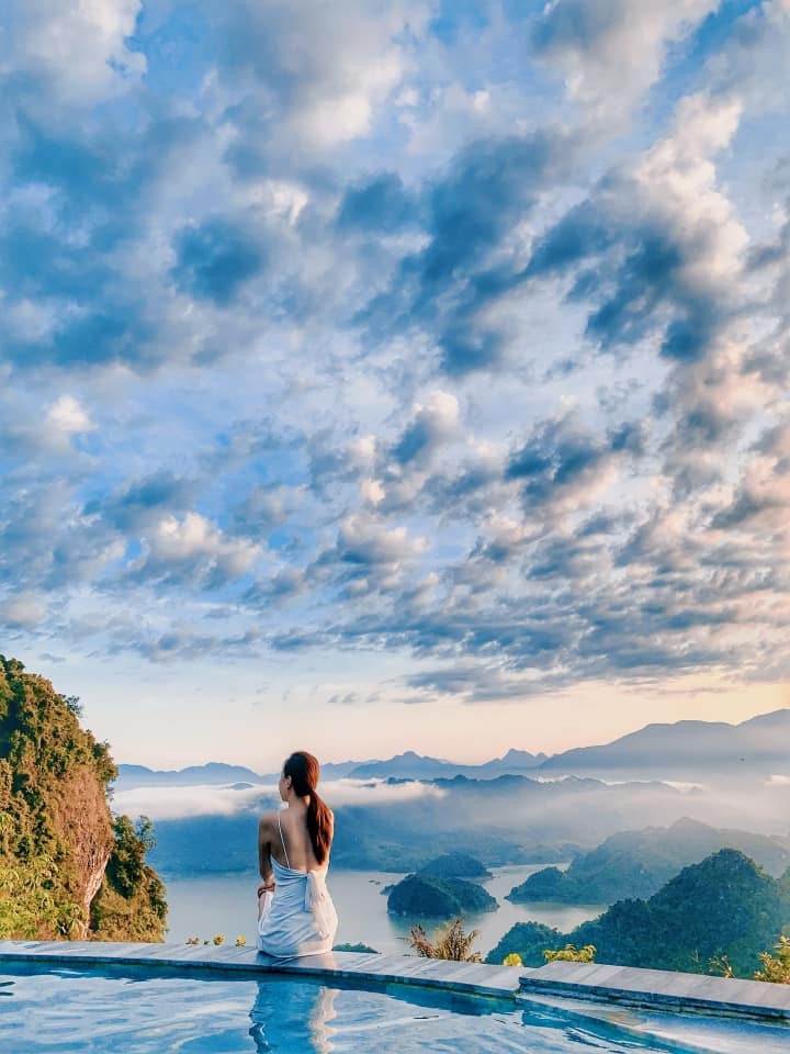 Đường vào Ba Khan khá khó khăn thế nhưng bạn sẽ được chiêm ngưỡng cảnh những ngôi nhà Mường hai bên và những ruộng hoa súng xen lẫn với những bãi đá tai mèo tuyệt đẹp. Ảnh: Nguyễn Hồng Thu Trang