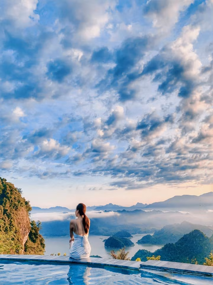 Đường vào Ba Khan khá khó khăn thế nhưng bạn sẽ được chiêm ngưỡng cảnh những ngôi nhà Mường hai bên và những ruộng hoa súng xen lẫn với những bãi đá tai mèo tuyệt đẹp. Ảnh: Nguyễn Hồng Thu Trang