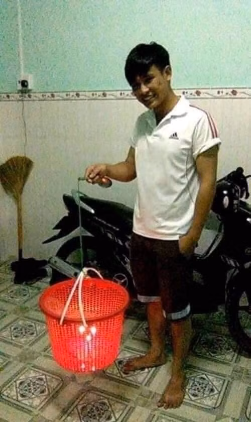 Đèn trung thu từ giỏ đựng quần áo cho thấy chuẩn người đàn ông của gia đình. Ảnh: Tổng hợp Facebook