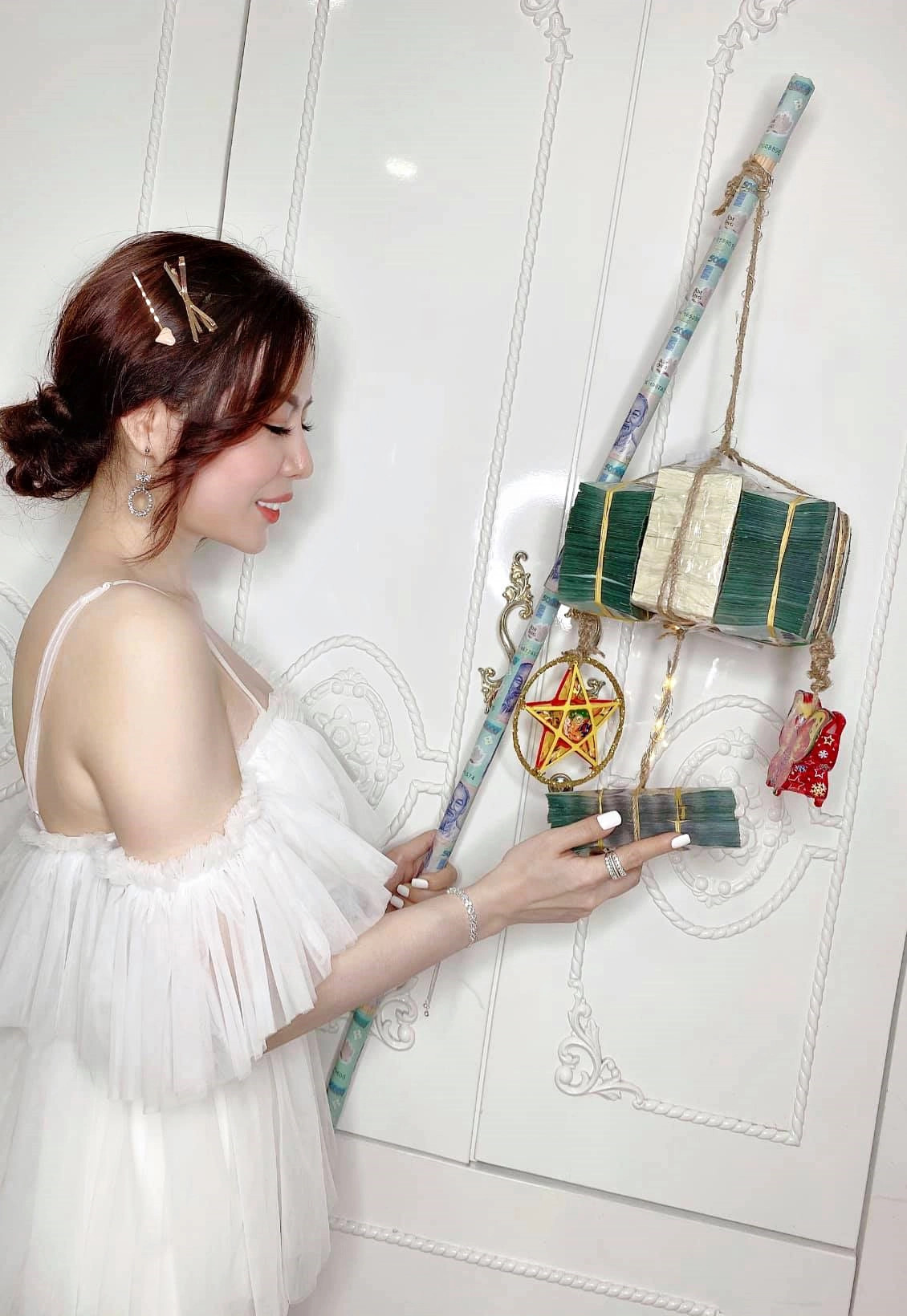 Tuy nhiên, để việc vui chơi Trung thu tại gia không buồn chán, nhiều thợ không chuyên đã tự tay sáng tạo ra những chiếc đèn Trung thu có 1-0-2 ai nhìn vào cũng "cười ná thở".