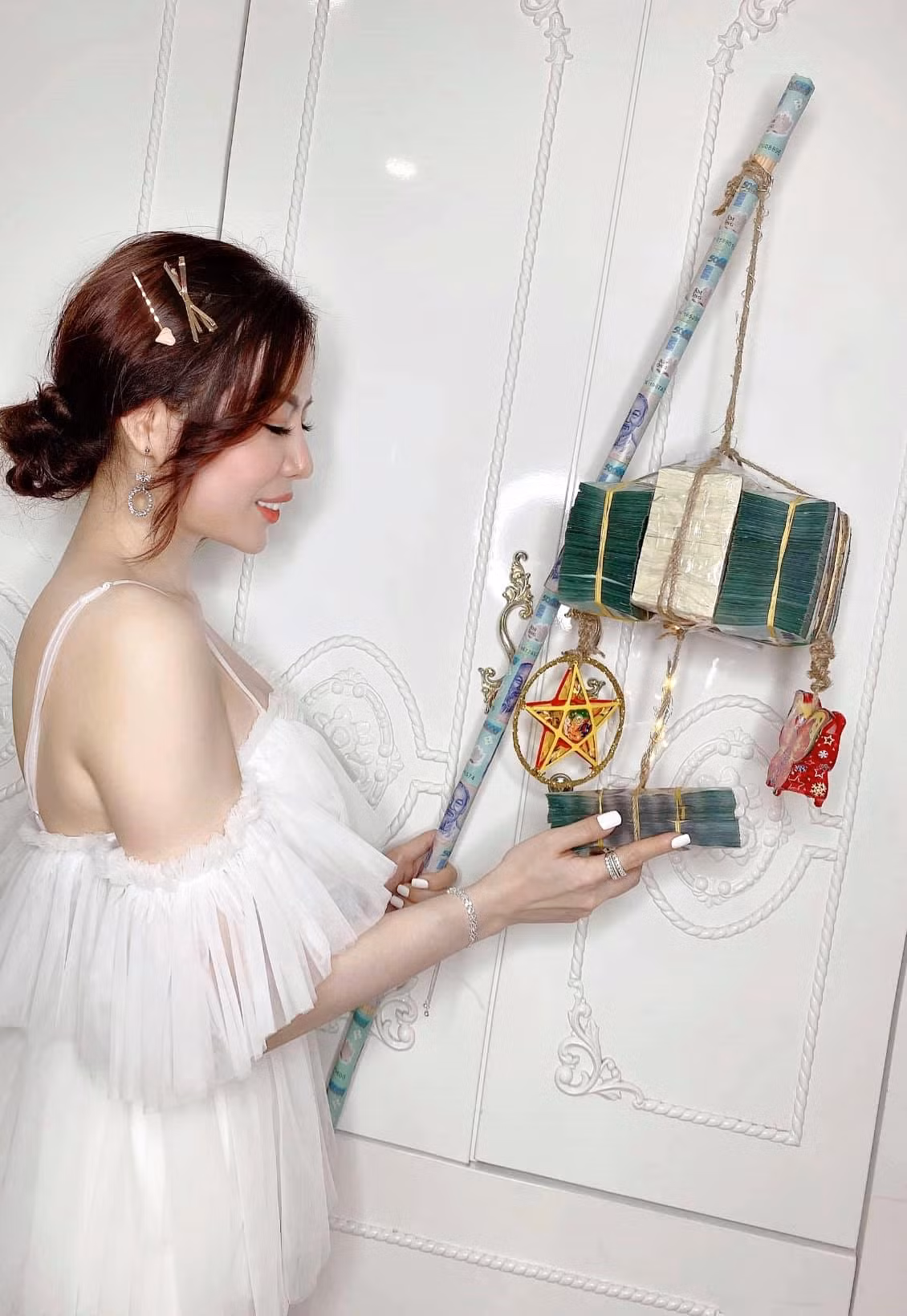 Tuy nhiên, để việc vui chơi Trung thu tại gia không buồn chán, nhiều thợ không chuyên đã tự tay sáng tạo ra những chiếc đèn Trung thu có 1-0-2 ai nhìn vào cũng "cười ná thở".