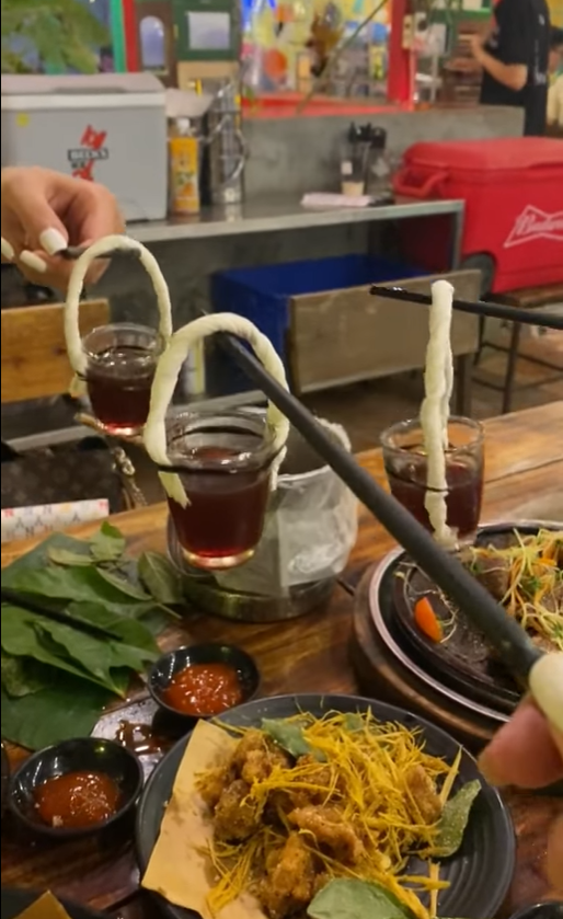 Đi nhậu nhưng không quên rước đèn, và đây là sự sáng tạo của những ông chồng.