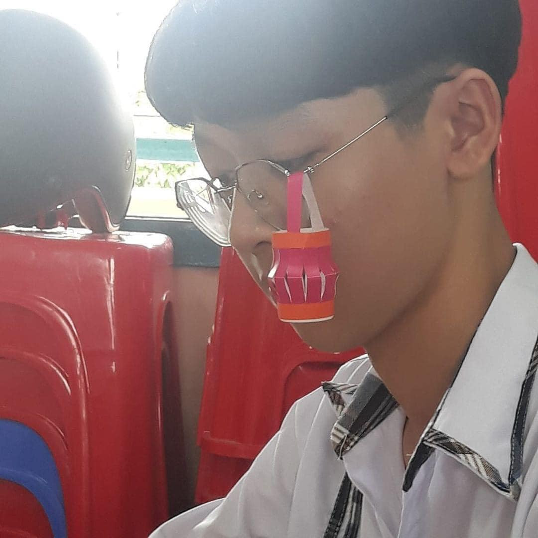 Một chiếc đèn lồng mini được cậu học sinh treo luôn ở kính, đảm bảo không bao giờ mất đi đâu được.