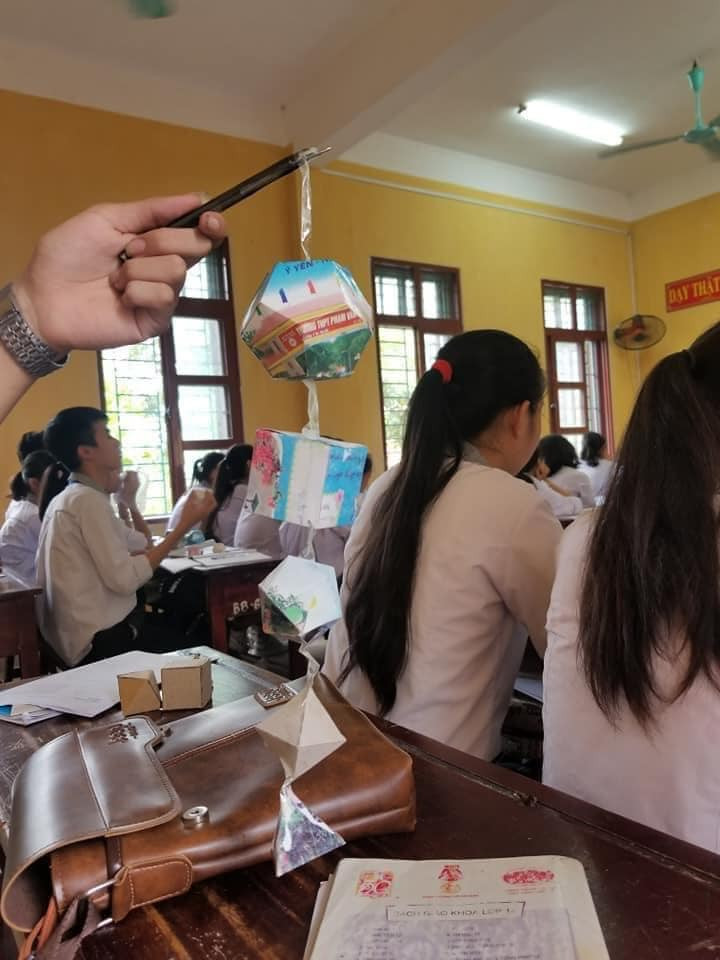 Chiếc đèn lồng tự chế từ những bìa sách, dù không có nhiều màu sắc nhưng được xem là sự sáng tạo hiếm có.