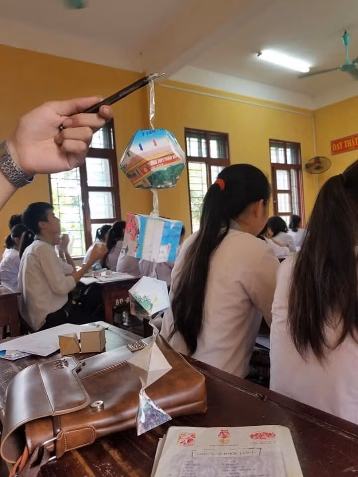 Chiếc đèn lồng tự chế từ những bìa sách, dù không có nhiều màu sắc nhưng được xem là sự sáng tạo hiếm có.