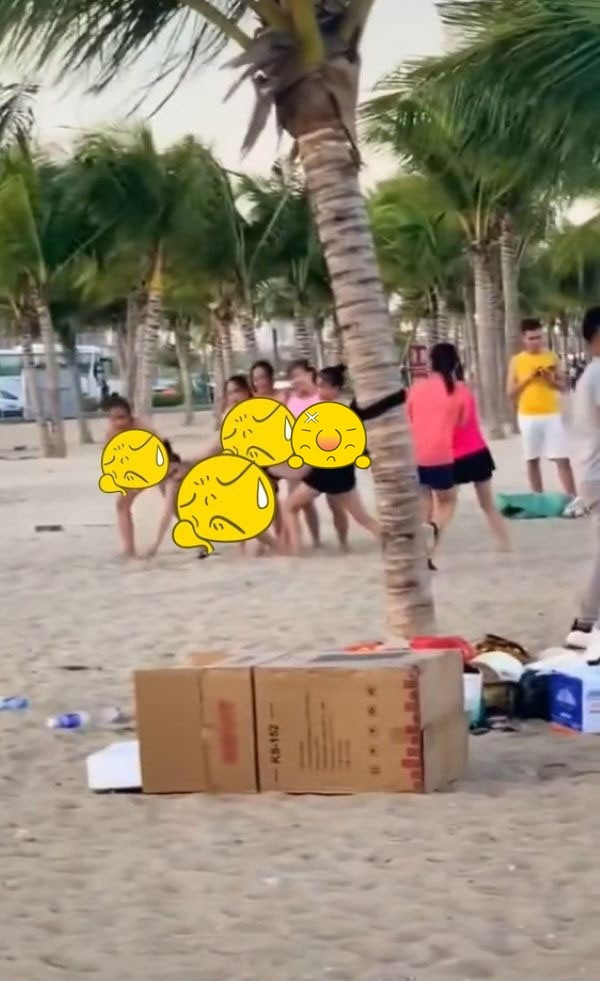 Ban tin Facebook 13/9: Nhom du khach choi team building phan cam