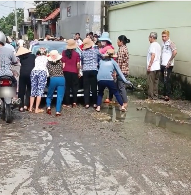 Netizen không ngừng truyền tay nhau đoạn clip ghi lại cảnh một đoàn người cùng nhau chặn đầu xe ô tô rước dâu. Theo chủ nhân clip cô dâu đã có 4 đời chồng và 2 người con. Dù bản thân chưa ly hôn nhưng cô vẫn cưới người mới hòng lấy hết tiền, vàng mừng cưới. Biết chuyện, gia đình nhà chồng cũ đã đến tận nơi, cố gắng ngăn đám cưới mới của cô. Ảnh: TikTok H.V