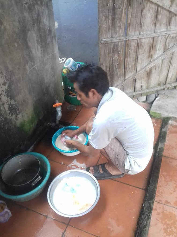 Câu chuyện về việc con gái về nhà ngoại ở cữ, bố dậy từ 4 giờ sáng để nấu cơm, giặt giũ đã khiến cư dân mạng xúc động. Được biết đây là câu chuyện đã diễn ra khá lâu, nhưng khi được chia sẻ lại vẫn nhận được sự quan tâm của nhiều người.