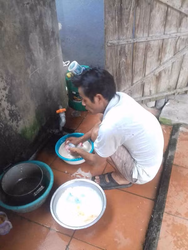 Câu chuyện về việc con gái về nhà ngoại ở cữ, bố dậy từ 4 giờ sáng để nấu cơm, giặt giũ đã khiến cư dân mạng xúc động. Được biết đây là câu chuyện đã diễn ra khá lâu, nhưng khi được chia sẻ lại vẫn nhận được sự quan tâm của nhiều người.