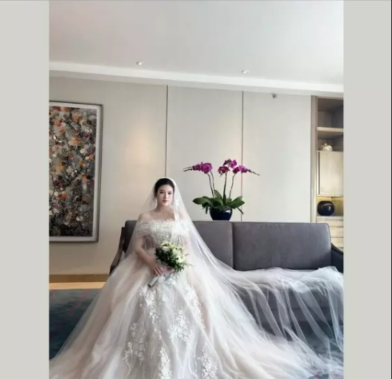 Em gái hot girl của Huyền Baby tổ chức tiệc cưới hoành tráng. Tuy nhiên, cho đến hiện tại em rể Huyền Baby vẫn chưa lộ diện.