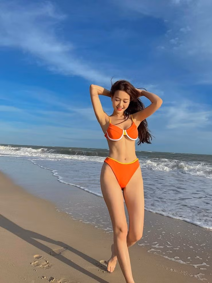 Nàng hot girl 9x được biết đến thông qua nhiều vai trò: diễn viên, mẫu ảnh, MC.