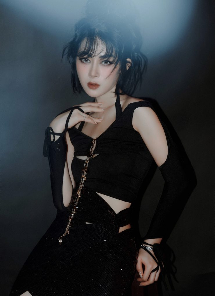 Trên trang cá nhân, cô còn thường xuyên đăng tải loạt ảnh thả dáng bên những chiếc siêu xe tiền tỷ cùng những chuyến nghỉ dưỡng sang chảnh.