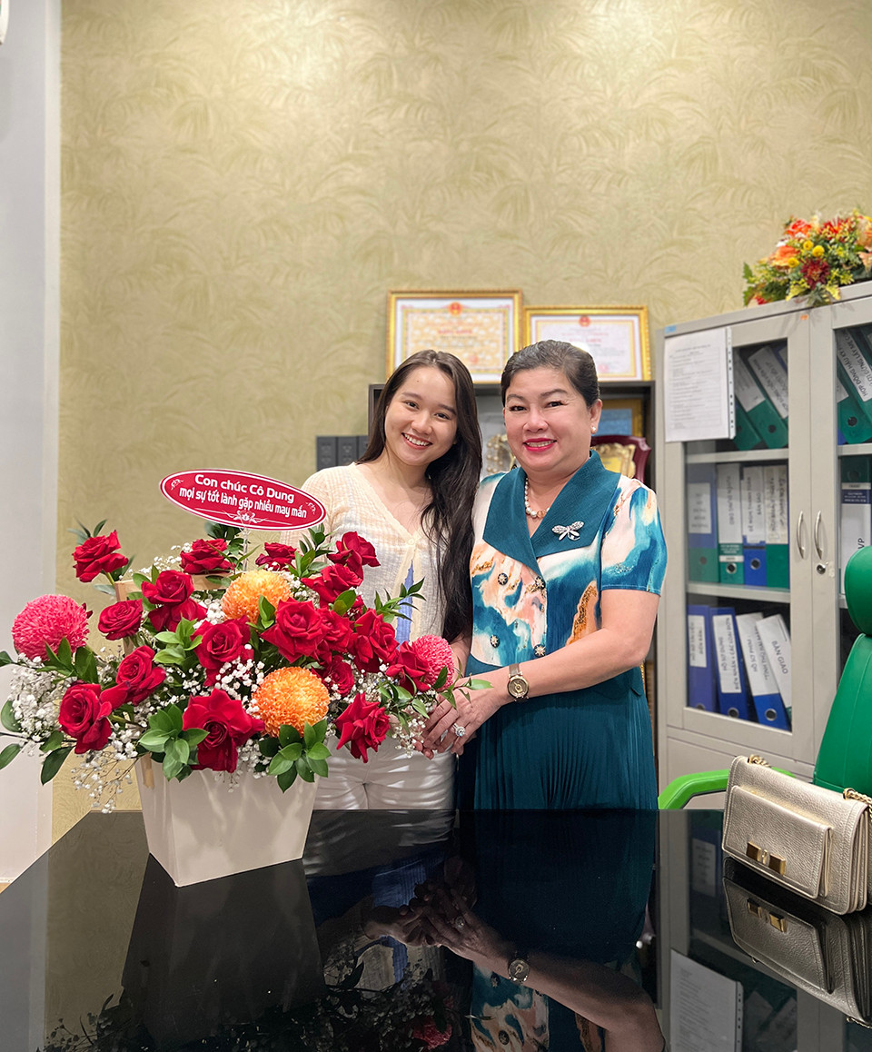 Sau drama đó, mới đây trên MXH lan truyền loạt hình ảnh Trúc Anh đến tận nơi xin lỗi NSX Dung Bình Dương.