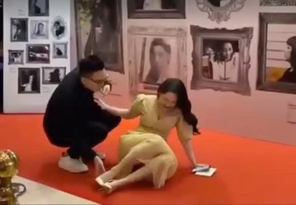 Lúc mới bắt đầu tạo dáng chụp ảnh cùng nhạc sĩ Hứa Kim Tuyền, Trúc Anh đã liên tục nhăn mặt vì đôi chân bị đau.