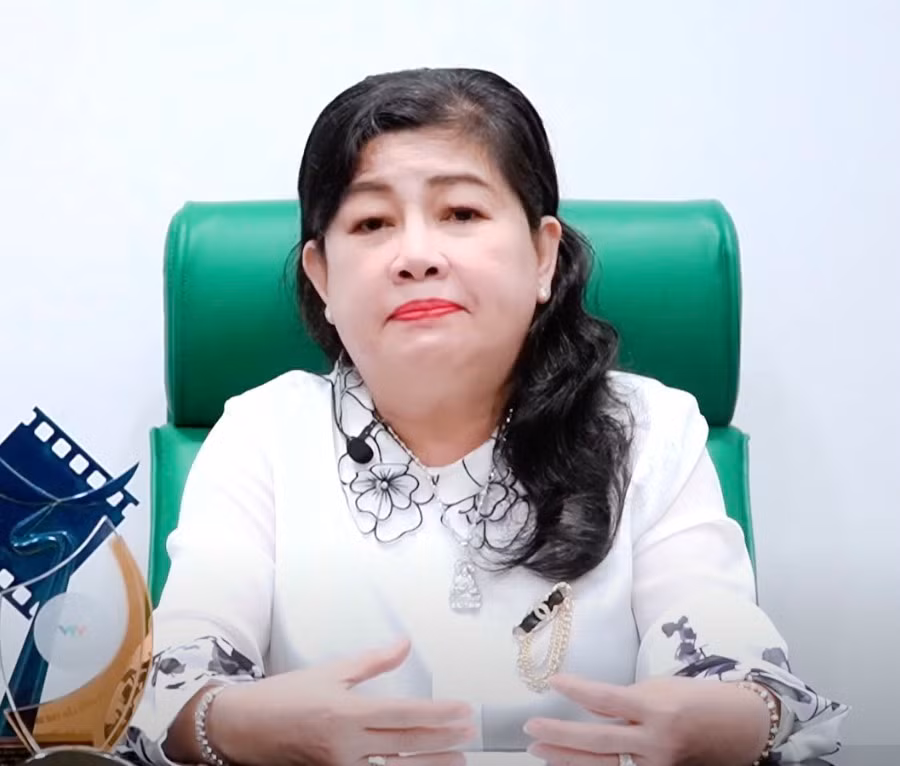 Trúc Anh có ký hợp đồng với công ty do bà Dung Bình Dương quản lý, tuy nhiên cô tự ý tham gia phim Mắt Biếc của đạo diễn Victor Vũ mà không xin phép công ty bà. Sau đó, nữ diễn viên trẻ tiếp tục tham gia Thiên Thần Hộ Mệnh cùng loạt sự việc khác khiến bà Dung Bình Dương bức xúc vì nhận thấy Trúc Anh mắc bệnh ngôi sao và xem thường bà.