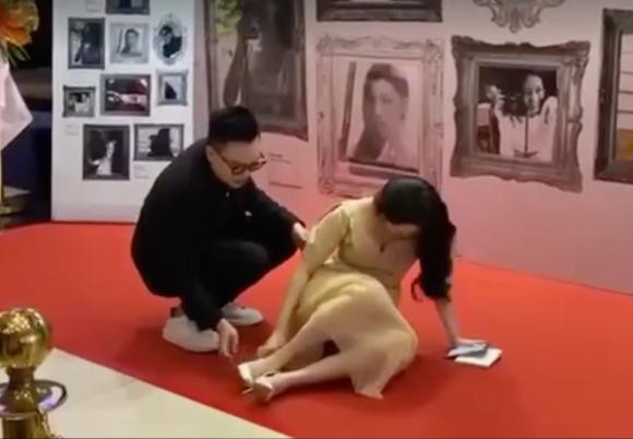Sau đó, khi di chuyển vào bên trong, cô đã trượt té khiến ê kíp phải đến đỡ cô đứng dậy.