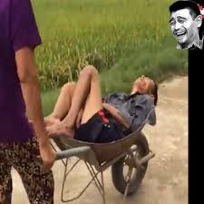 Người chồng này say xỉn đến mức liên tục nói nhảm, dù người vợ có dìu về nhưng vẫn liên tục bị đổ gục. Cuối cùng không còn cách nào khác nên người vợ đã mượn tạm một chiếc xe rùa để chờ về. Ảnh: Tổng hợp