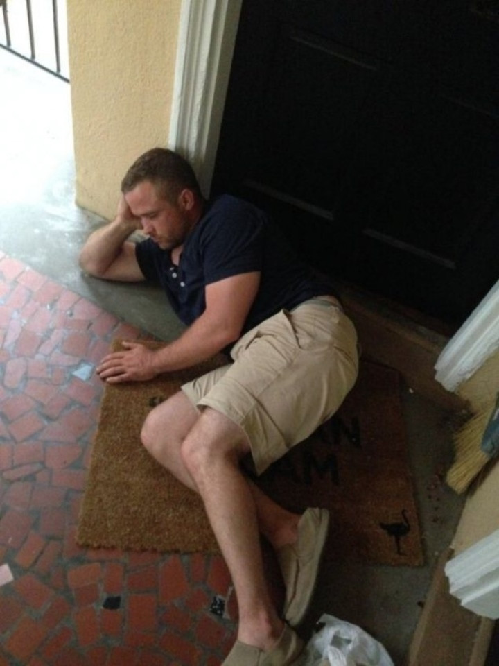 Chàng trai này dù là say xỉn nhưng vẫn có tư thế nằm ung dung, tự tại ngay trước cửa nhà.