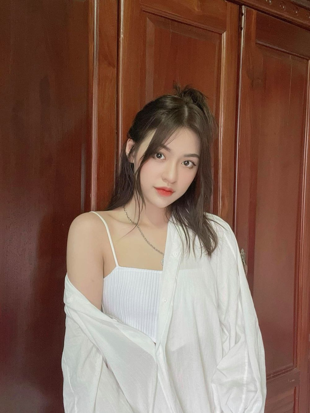 Mới đây hot girl Trần Thanh Tâm đăng tải dòng trạng thái với biểu tượng cảm xúc buồn bã và cho biết cô cảm thấy kiệt sức. Bên dưới xuất hiện bình luận ý kiến cho rằng cô chỉ đáng giá khoảng 360 nghìn đồng nên không thể liên quan đến ồn ào bán dâm 360 triệu đồng. Ngay lập tức cô nàng đã đáp trả với thái độ gay gắt.