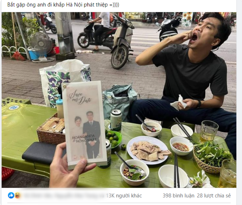 Thông tin, hình ảnh về PewPew đi phát "thiêp hồng" vừa được chia sẻ đã thu hút sự quan tâm, bình luận xôn xao của dư luận. Theo hình ảnh, người chụp bức hình đã dơ hẳn tấm thiệp cưới mang tên Hoàng Khoa – Hồng Nhật, trong thiệp có in ảnh PewPew và vợ sắp cưới.